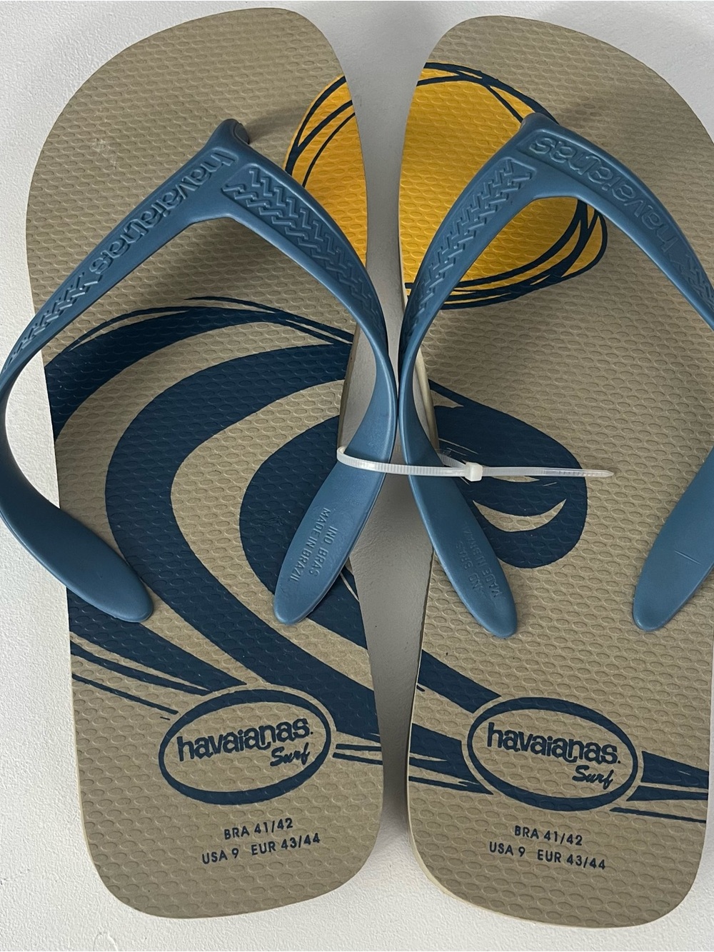 Havaianas Surf Mens Flip Flop Sandals Size 9 Beach Casual Beige Blue Yellow